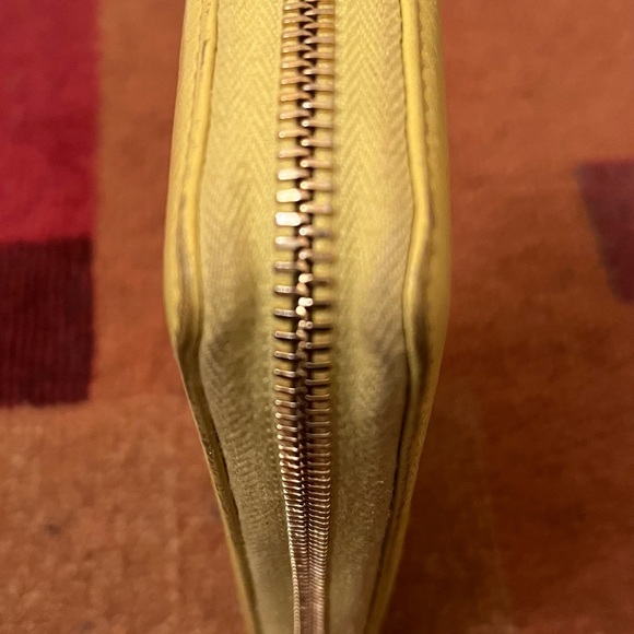 💯Gucci Neon Yellow Pebbled Leather Zippy Wallet w/Bamboo Pull/Dust Bag/Gift Box - Picture 14 of 17